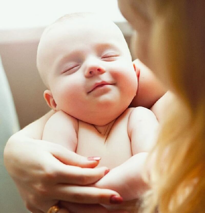 Бывший хочет видеть ребенка. Рука новорожденного ребенка. Младенец на руках. Новорожденный на руках. Младенец улыбается матери.