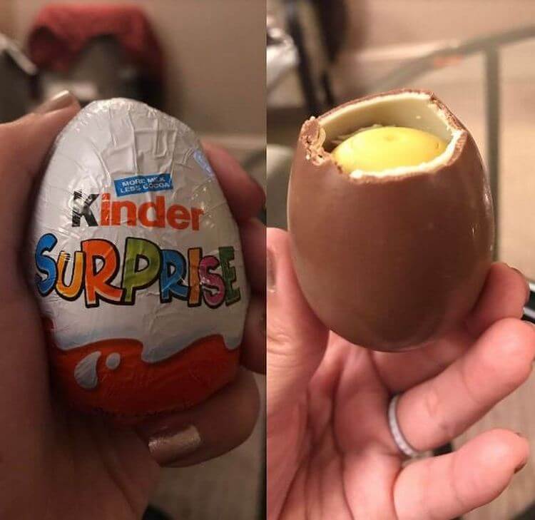 Открывать яйца сюрпризы. Киндер сюрприз. Киндер сюрприз открытый. Киндер сюрприз внутри. Яйцо Киндер сюрприз.