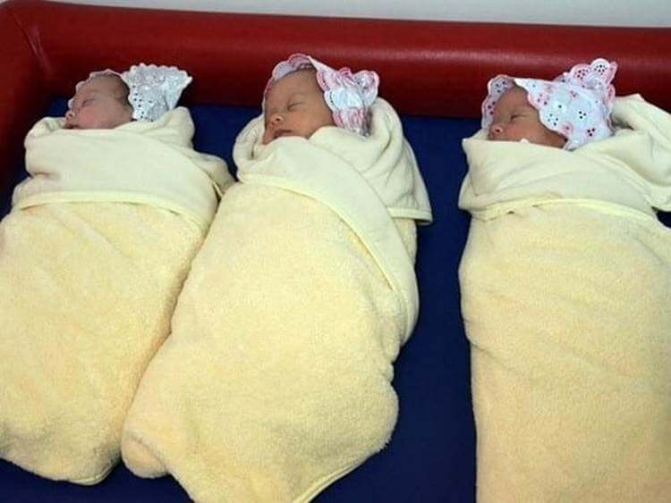 Рожденные 14 апреля. Выписка тройняшек из роддома. Новорожденные тройняшки. Выписка из роддома троцня.