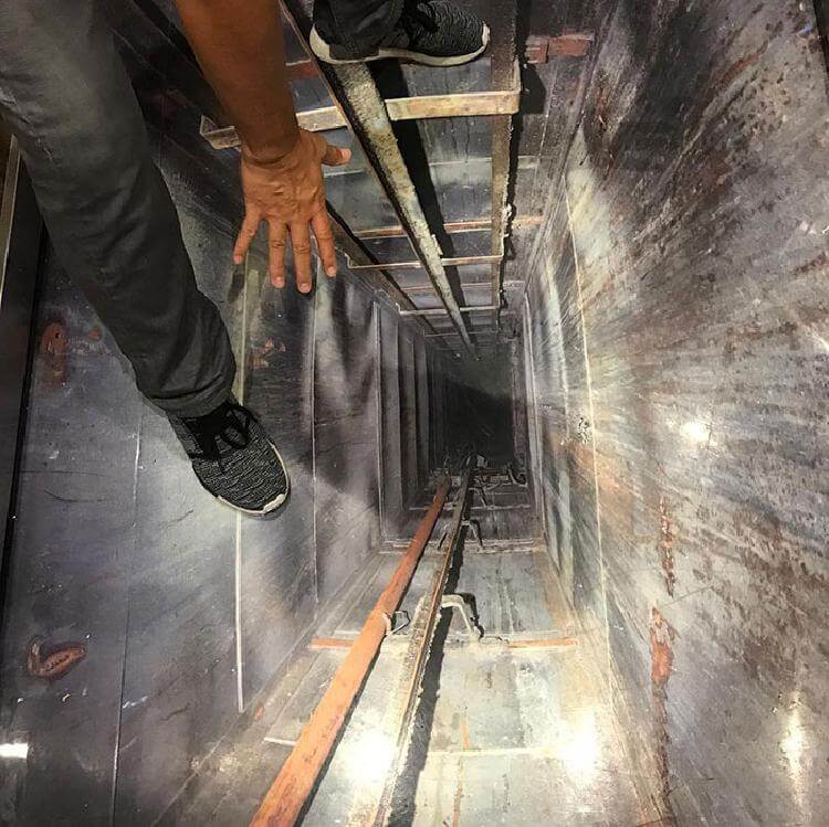 Лифт без света. Шахта лифта. Лифтовая шахта. Шахта лифта изнутри. Лифтовая шахта внутри.