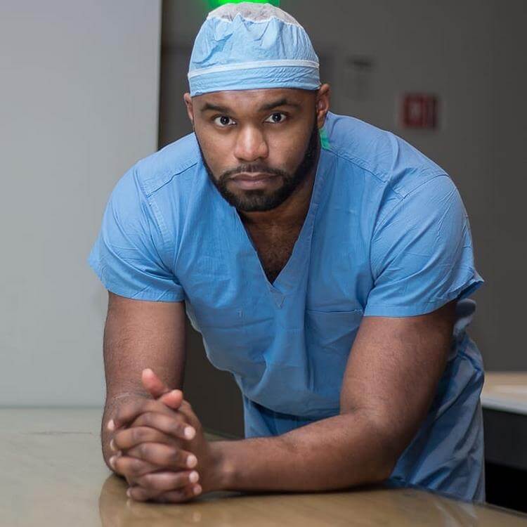 Чернокожий доктор. Темнокожий врач. Врач афроамериканец. Красивый хирург. Красивый врач мужчина.