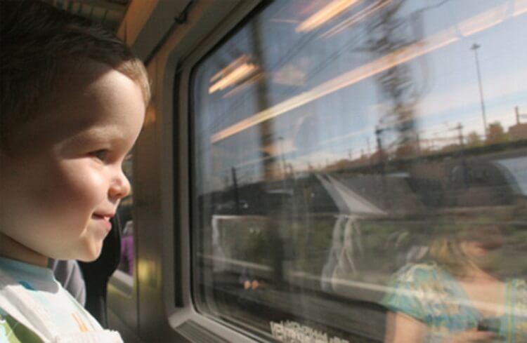 Поезд папа мама. Поезда для детей. Поезд с фотографиями детей. Дети в поезде шум. Ребенок плачет в поезде.