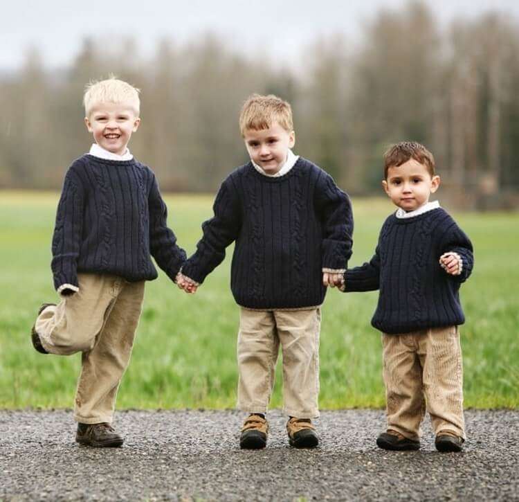 Мальчиков в семьях больше. Три мальчика. Дети разных возрастов. Средний ребенок. Трое малышей.