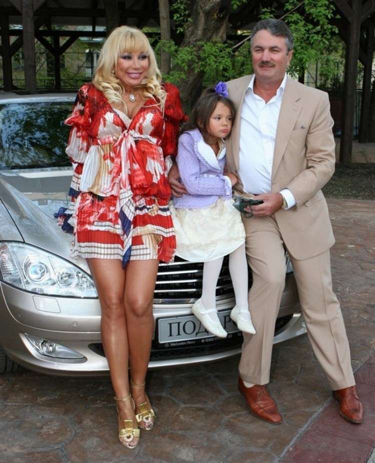 Маша распутина муж. Маша Распутина и ее младшая дочь. Маша Распутина с мужем фото.