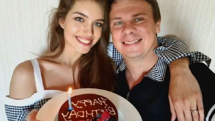 Красавица-жена Дмитрия Комарова Александра Кучеренко восхитила цветущим видом: “Глаз не оторвать”