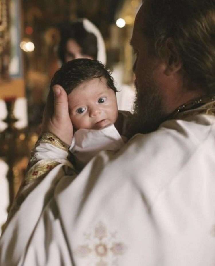 «Кaкaя красивая малышка»: Алекса показала лицо дочки во время крещения.